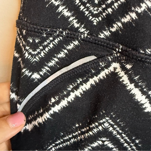 Athleta | Zig Zag Relay Capri Cropped Workout Leggings | Sz M - Picture 6 of 12